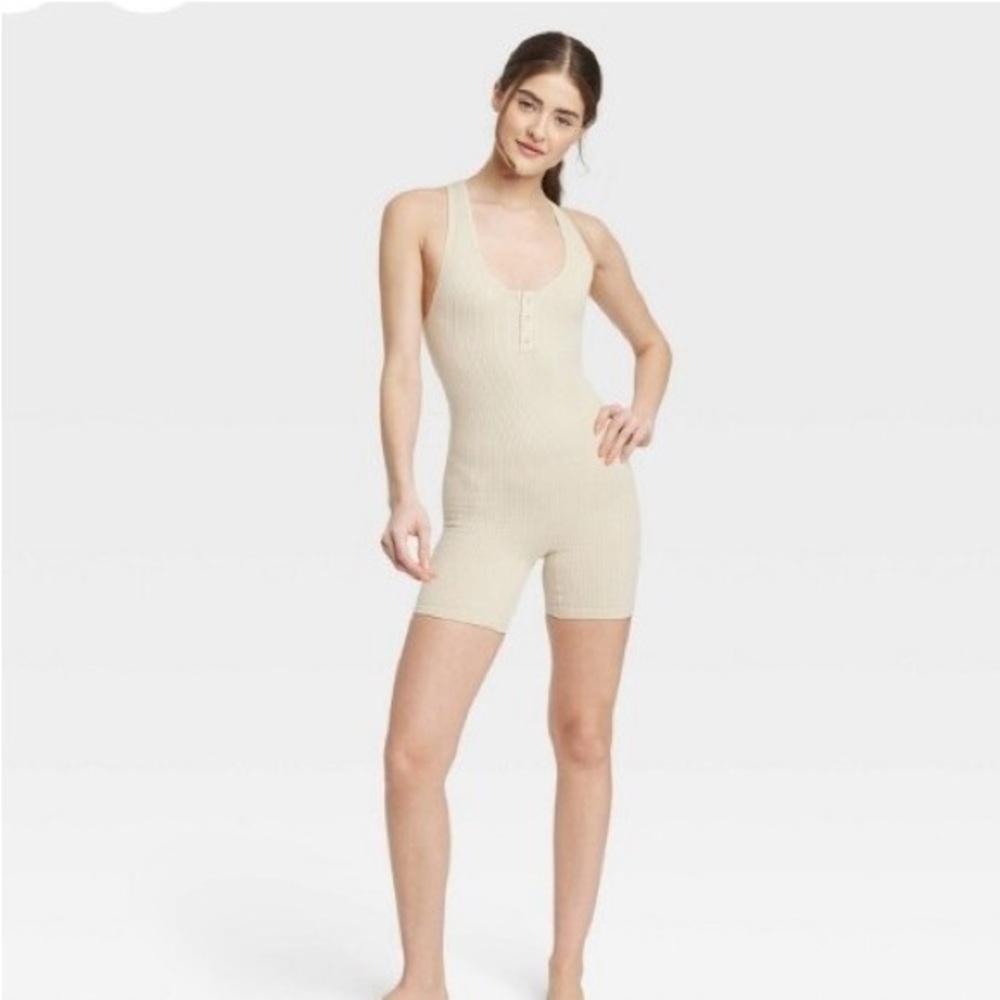 Colsie Women’s Beige Seamless Waffle Romper [Size: L]